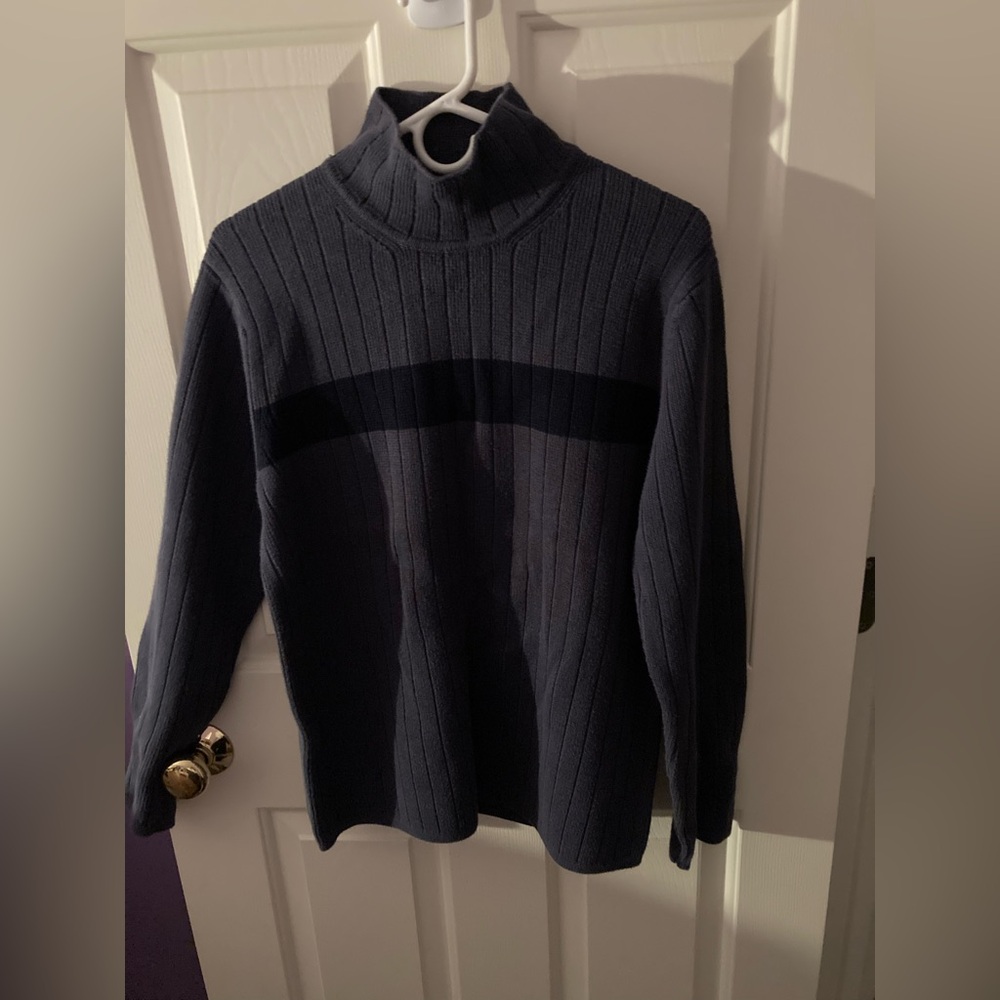 Men’s Colorado mock turtleneck sweater. Size M